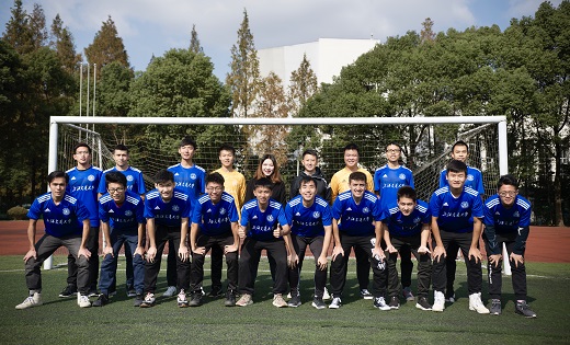 皇马客场3-0击败毕巴，阿诺德表现神勇但伤退，展现世界级水准，但伤病困扰持续。
