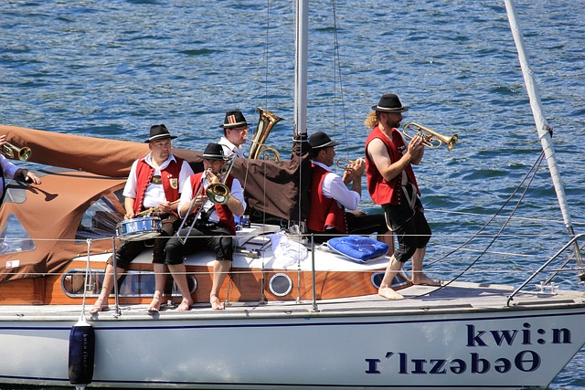 惊险一幕，马竞女足球员梅迪纳头部被膝盖撞到后失去意识