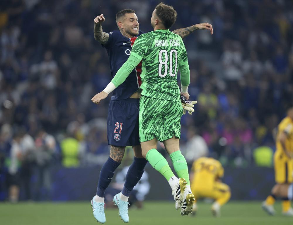 约罗：姆伯莫也会说法语，现在我们的团队就像一个大家庭