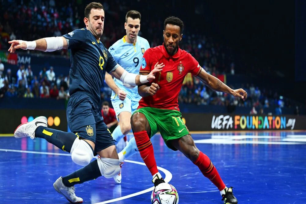 观战台：枪手苦战维拉+曼城遇黑马 梅西冲击生涯第47冠